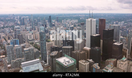 TORONTO, Ontario, Canada - 25 giugno 2018: i grattacieli di Toronto in un giorno nuvoloso, fotografia presa dalla CN Tower Foto Stock