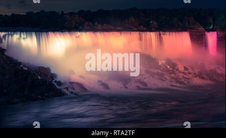 Cascate del Niagara di notte visto dal lato canadese, illuminato da luci colorate Foto Stock