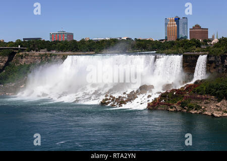 American Falls e Bridal Veil Falls visto dal lato canadese, Niagara Falls, Ontario Foto Stock