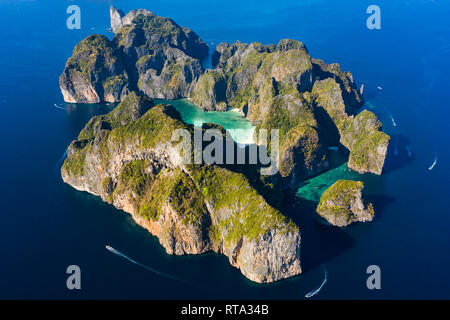 Vista da sopra, splendida vista aerea di Koh Phi Phi Leh con la bellissima spiaggia di Maya Bay bagnata da un turchese e acqua limpida. Foto Stock