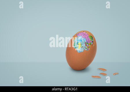 L'uovo sgusciato ha un mondo interno. Concetto di pasqua. Foto Stock