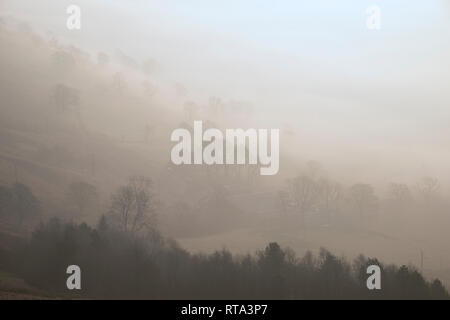 Bellissima alba invernale immagine di panorama della valle di speranza nel Peak District in Inghilterra con una inversione di cloud e la nebbia Foto Stock