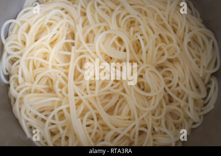 Close up texture di spaghetti giallo per l'immagine di sfondo. Foto Stock