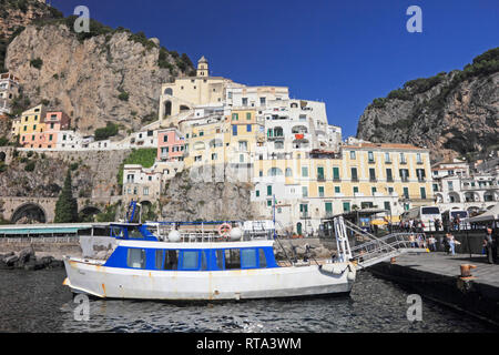 Barca in porto, Amalfi, Italia Foto Stock