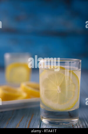 Due bicchieri di limoncello su un blu vintage background Foto Stock