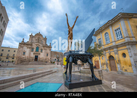 Chiesa di San Francesco di Assisi (Chiesa di San Francesco d'Assisi) e la scultura di Dali. L'UNESCO e Capitale Europea della Cultura, Matera Italia Foto Stock