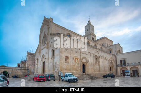 Vista della chiesa Cattedrale in Piazza del Duomo nel centro storico di Sasso Caveoso della vecchia città antica di Matera, Italia. Capitale europea della cultura 2019 Foto Stock