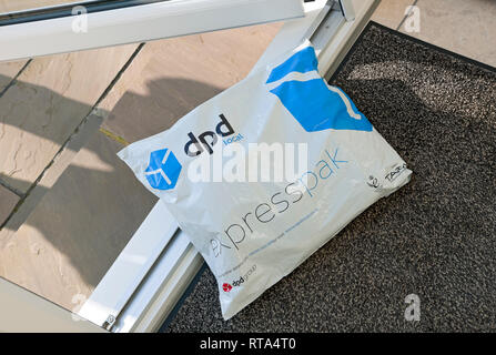 DPD local Expresspak delivery package shopping via Internet left in Doorway of House Inghilterra Regno Unito Regno Unito Gran Bretagna Foto Stock