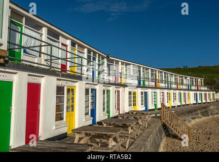 Chalet sulla Spiaggia in febbraio il sole e cieli blu Porthgwidden beach St. Ives Cornwall Regno Unito Europa Foto Stock