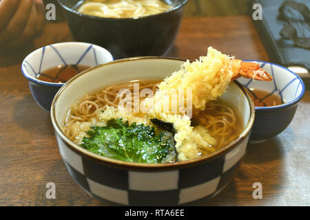 Tempura di gamberi ramen, giapponese un fast food style. Foto Stock