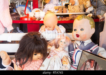 Buenos Aires Stato / Argentina 15/06/2014.Vendita di bambole di antiquariato per i collezionisti in Fiera antiquaria di Barrancas, Stazione di San Isidro quartiere. Foto Stock