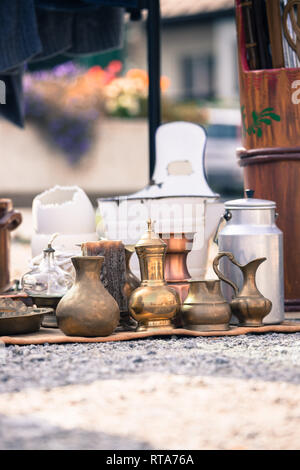 Antique teiere e tazze su un mercato delle pulci, all'aperto Foto Stock