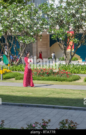 Le ragazze che posano per una foto nella città di Ho Chi Minh, Vietnam. Foto Stock