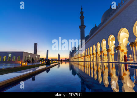 Sheikh Zayed Grande Moschea di Abu Dhabi vicino a Dubai di notte, Emirati arabi uniti Foto Stock