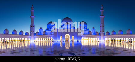 Panorama di Sheikh Zayed Grande Moschea di Abu Dhabi vicino a Dubai di notte, Emirati arabi uniti Foto Stock
