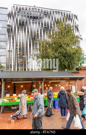 Un panno di giorni di autunno a Leeds City Market nell'ombra del nuovo John Lewis Store, Leeds, Yorkshire Regno Unito Foto Stock