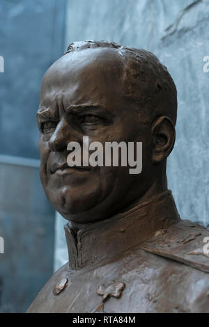 Il busto di Rosso sovietica generale dell esercito Konstantinovich Georgy Zhukov che durante la Seconda Guerra Mondiale ha partecipato a diverse battaglie, infine comanda il primo fronte bielorusso nella battaglia di Berlino che ha portato alla sconfitta della Germania nazista posto all'interno della Bielorussia di grande guerra patriottica museo nella città di Minsk, capitale della Bielorussia Foto Stock