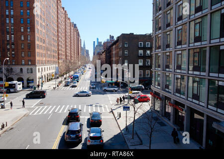 Vista guardando a nord oltre il decimo Avenue & 23rd Street, Chelsea, dalla High Line Park a New York City. Mar 18, 2018 Foto Stock