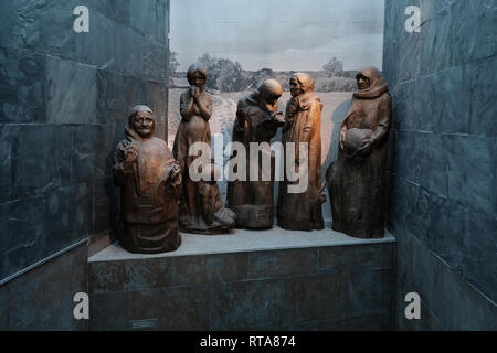 Installazione scultorea intitolata "ai partigiani in cerca di aiuto" (1957) dell'artista bielorussa Valeriana Zholtok esposta presso il Museo bielorusso della grande Guerra Patriottica nella città di Minsk, capitale della Bielorussia Foto Stock