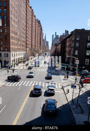 Vista guardando a nord oltre il decimo Avenue & 23rd Street, Chelsea, dalla High Line Park a New York City. Mar 18, 2018 Foto Stock