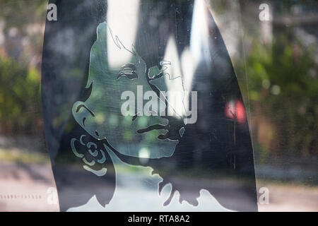 L'immagine di Aung San Suu Kyi su una finestra di un taxi a Yangon, Myanmar (Birmania). Foto Stock