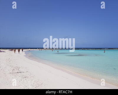 Spiaggia caraibica con una vista dei turisti in acqua Foto Stock