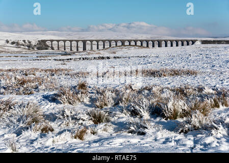 Ribblehead (Batty Moss) il viadotto in neve, vicino Ingleton, Yorkshire Dales National Park, Regno Unito. Situato sulla famosa Settle-Carlisle linea ferroviaria. Foto Stock