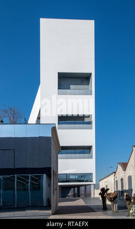 La Torre edificio della Fondazione Prada, Milano, Italia. Aperto nel 2018, la sua architettura contemporanea è stato progettato da Rem Koohaas / OMA Foto Stock