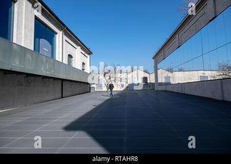 Specchi e riflessioni in uno dei cortili della Fondazione Prada, Milano, Italia Foto Stock