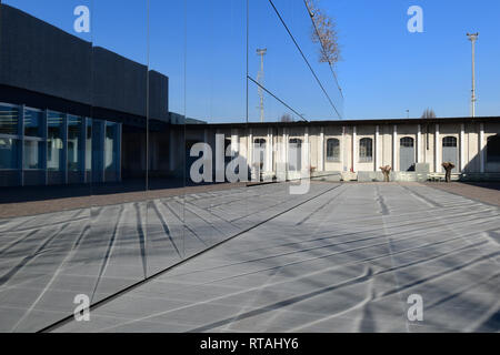 Specchi e riflessioni in uno dei cortili della Fondazione Prada, Milano, Italia Foto Stock