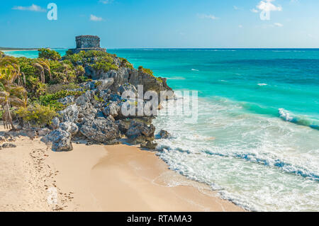 Il dio dei venti tempio nel sito archeologico di Tulum dal Mar dei Caraibi con la sua famosa spiaggia, Quintana Roo stato, la penisola dello Yucatan, Messico. Foto Stock