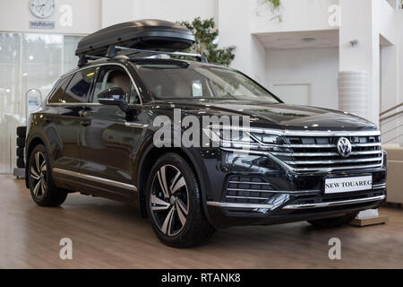 Russia, Izhevsk - 15 Febbraio 2019: Showroom Volkswagen. Nuova Touareg nella showroom del concessionario. Famoso marchio mondiale. Foto Stock