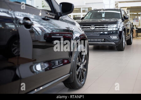 Russia, Izhevsk - 15 Febbraio 2019: Showroom Volkswagen. Auto nuove in showroom del concessionario. Con i moderni mezzi di trasporto. Foto Stock