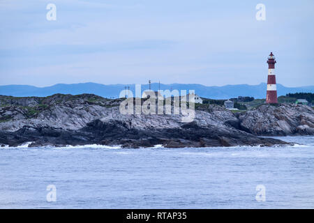 Faro Hellisoy Fedje in comune in Hordaland county, Norvegia. Il faro si trova sulla piccola isola di Hellisoy. Foto Stock