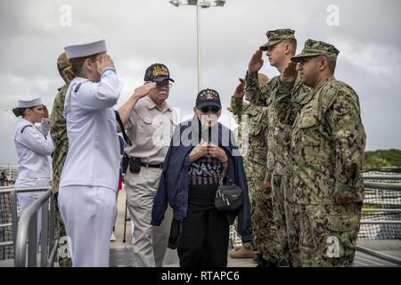 PEARL HARBOR (feb. 01, 2019) Doris Neumann Rixe, una femmina di II Guerra Mondiale Veterani, tours la Corazzata USS Missouri (BB-63) Memorial, 1 febbraio. Rixe arruolati negli Stati Uniti Navy nei primi anni quaranta. Foto Stock