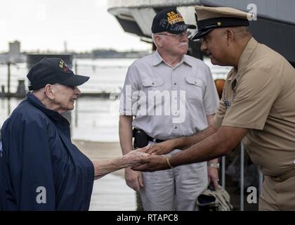 PEARL HARBOR (feb. 01, 2019) Doris Neumann Rixe, una femmina di II Guerra Mondiale Veterani, viene data una moneta di Sfida del comandante, regione marina Hawaii il comando Master Chief Greg Vidaurri, durante un tour della Corazzata USS Missouri (BB-63) Memorial, 1 febbraio. Rixe arruolati negli Stati Uniti Navy nei primi anni quaranta. Foto Stock