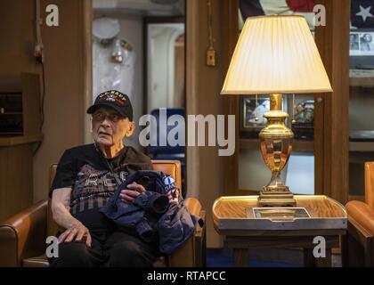 PEARL HARBOR (feb. 01, 2019) Doris Neumann Rixe, una femmina di II Guerra Mondiale Veterani, tours la Corazzata USS Missouri (BB-63) Memorial, 1 febbraio. Rixe arruolati negli Stati Uniti Navy nei primi anni quaranta. Foto Stock