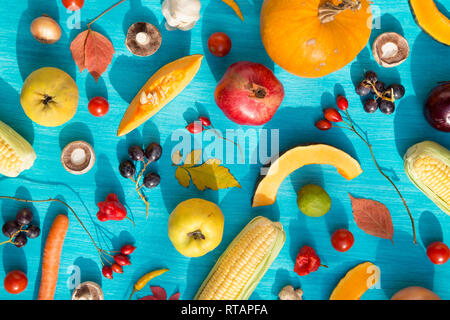 Vari tipi di frutta fresca e verdure su sfondo blu Foto Stock