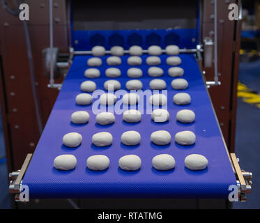 Divisore di impasto e rotonda palla di impasto rendendo la macchina Foto Stock