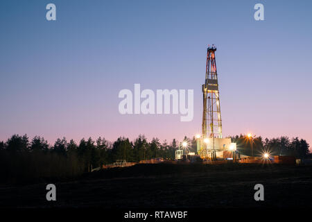 Gas olio impianto di perforazione su sfondo al tramonto. Concetto industriale Foto Stock