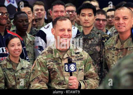 CAMP HUMPHREYS, Repubblica di Corea : Il Mag. Gen. D. Scott McKean, San Jose, California native, comandante generale, seconda divisione di fanteria/ROK-STATI UNITI Divisione combinato, chiede National Football League commentatori una domanda circa la San Francisco 49ers, un natale squadra NFL durante il Super Bowl pre-intervista di gioco. McKean e il comando Sgt. Il Mag. Phil K. Barretto, AIEA, Hawaii native, 2ID/RUCD sergente maggiore, sono stati intervistati durante il pre-game show circa il gruppo nella sua natura unica come il solo permanentemente in avanti-distribuito divisione combinato. Foto Stock