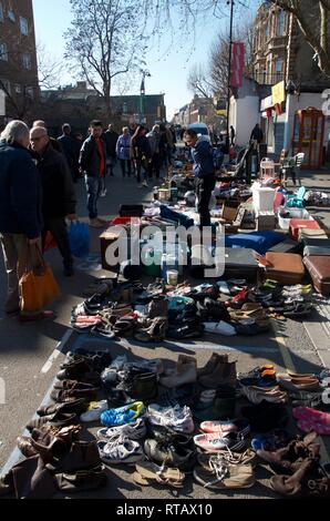 Le scarpe per la vendita su East Street Market, Walworth, a sud di Londra, Regno Unito. Foto Stock