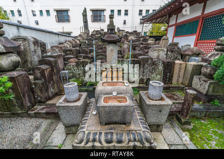 Shimogyo Ward, Kyoto, Giappone - Novembre 08, 2017 : Vecchio Cimitero a Sosen-ji. Foto Stock