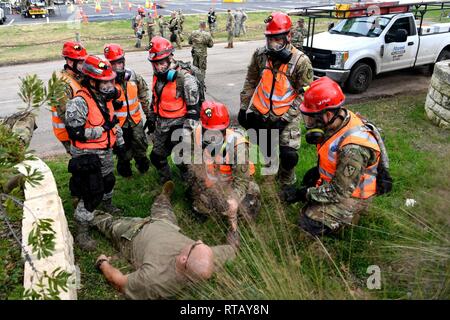 Il Texas Guardia Nazionale il 6° CERFP Task Force, che include il medico149th Det-1 e uccisione di ricerca e ripristino di Team, hanno partecipato a corsi di formazione di risposta con le autorità civili locali 5 Febbraio di Round Rock, in Texas. Il sesto CERFP è costituito da Texas aria Esercito e guardia nazionale i membri che possono essere chiamati ad assistere i soccorritori entro FEMA REGIONE 6. Queste regioni includono Texas, Arkansas, Louisiana, Oklahoma e del Nuovo Messico. Foto Stock