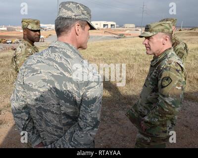 Gen. Stephen Lyons, centro destra, trasporti negli Stati Uniti il comandante del Comando, colloqui con il Brig. Gen. Chris Hill, Oklahoma City Air Logistics complesso commander, centro sinistra e Col. Kenyon Bell, sinistra, 72Air Base Wing Commander circa la storia e il futuro del KC-46un campus. Gen. Lione ha visitato diverse località intorno a Tinker Air Force Base 4 febbraio per conoscere le importanti missioni compiuta qui. Foto Stock