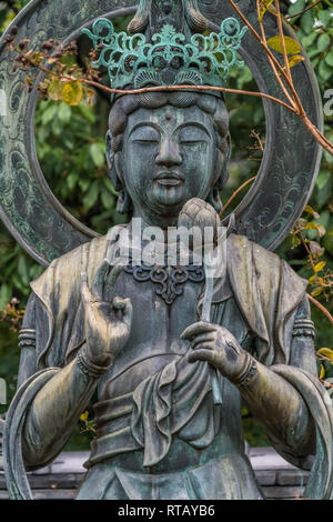 Kyoto, Giappone - Novembre 08, 2017 : Bosatsu-zo (Bodhisattva statua) tenendo un fiore di loto a Sosen-ji il tempio di Kyoto. Foto Stock