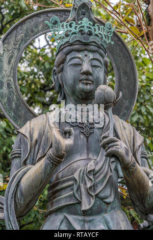 Kyoto, Giappone - Novembre 08, 2017 : Bosatsu-zo (Bodhisattva statua) tenendo un fiore di loto a Sosen-ji il tempio di Kyoto. Foto Stock