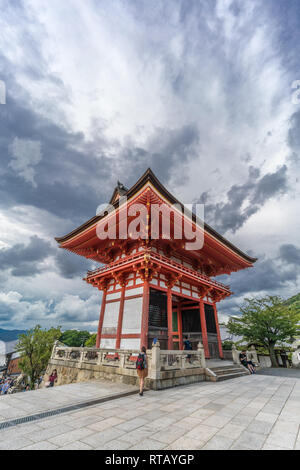 Kyoto, Giappone - 22 Agosto 2017 : nuvole temporalesche su Niomon(Deva Gate) di Kiyomizu-dera tempio buddista. Situato in HIgashiyama Ward, Kyoto, Giappone Foto Stock