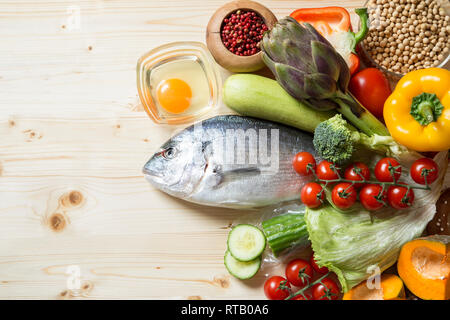 Ingredienti alimentari sul tavolo di legno Foto Stock