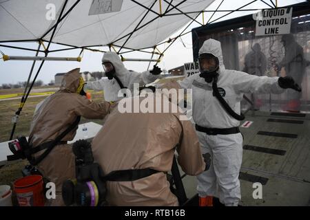 Il Texas Guardia Nazionale il 6° CERFP Task Force che include la 149Medical Det-1 e uccisione di ricerca e ripristino di Team, hanno partecipato a corsi di formazione di risposta con le autorità civili locali 5 Febbraio di Round Rock, in Texas. Il sesto CERFP è costituito da Texas aria Esercito e guardia nazionale i membri che possono essere chiamati ad assistere i soccorritori entro FEMA REGIONE 6. Queste regioni includono Texas, Arkansas, Louisiana, Oklahoma e del Nuovo Messico. Foto Stock